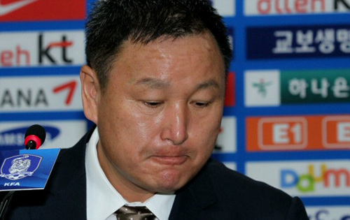 축구대표팀 허정무 감독이 2일 서울시 종로구 신문로 축구회관 5층 회의실에서 2010 남아공월드컵 결산기자회견에서 퇴임의사를 밝히고 나서 아쉬운 표정을 하고 있다. 허정무 감독은 기자회견에서 "대한축구협회가 후임 감독 인선에 부담을 덜 수 있도록 일찍 결심하게 됐다. 차기 감독 인선에서 물러나겠다. 당분간 재충전 시간을 가지면서 공부를 할 생각"이라며 대표팀 사령탑 재계약을 포기하겠다고 밝혔다.