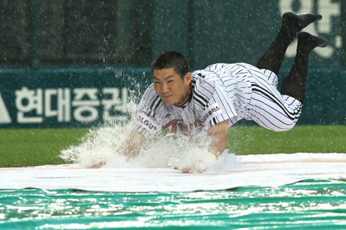13일 오후 잠실구장에서 열린 2010프로야구 LG와 KIA의 경기가 우천으로 취소된 뒤 LG 오진환이 슬라이딩을 하며 관중들에게 볼거리를 선사하고 있다.