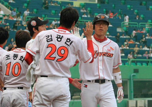 13일 오후 인천 문학구장에서 열린 프로야구 SK-한화 경기.2회말 SK공격 무사 1루에서 3번 박정권이 우중간 2점 홈런을 터뜨리고 홈인, 투수 김광현과 손을 마주치고 있다.
