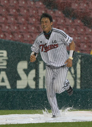 13일 오후 잠실구장에서 열린 2010프로야구 LG와 KIA의 경기가 우천으로 취소된 뒤 LG 김태군이 그라운드를 돌며 관중들에게 볼거리를 제공하고 있다.