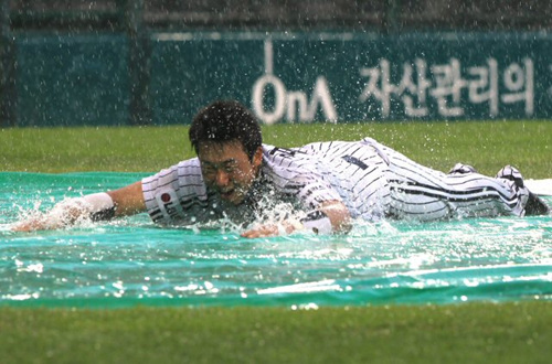 13일 오후 잠실구장에서 열린 2010프로야구 LG와 KIA의 경기가 우천으로 취소된 뒤 LG 김태군이 슬라이딩을 하며 관중들에게 볼거리를 제공하고 있다.