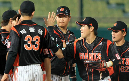 13일 오후 목동구장에서 열린 2010프로야구 넥센과 롯데의 경기가 끝난 뒤 롯데 이대호를 비롯한 선수들이 하이파이브를 하고 있다.