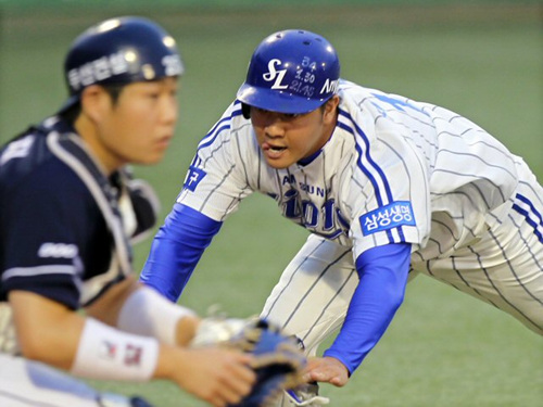 13일 대구시민운동장에서 열린 프로야구 삼성 라이온즈-두산 베어스전에서 3회말 2사 1, 2루의 찬스에서 삼성 2루주자 채태인이 최형우의 안타로 홈에 뛰어들며 혀를 내밀고 있다.