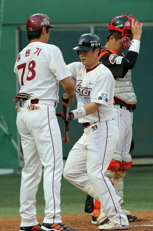 14일 오후 목동구장에서 열린 2010프로야구 넥센 히어로즈와 롯데 자이언츠 경기 1회말 2사 강병식이 선제 솔로 홈런을 때려낸 뒤 홈에서 홍원기 코치의 축하를 받고 있다.