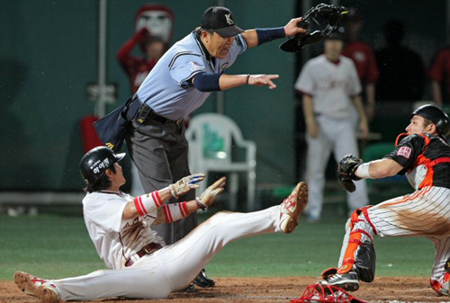 14일 오후 목동구장에서 열린 2010프로야구 넥센 히어로즈와 롯데 자이언츠 경기 6회말 1사 1,2루, 넥센 김민우가 강정호의 적시타를 틈타 홈인하며 역전에 성공하고 있다.