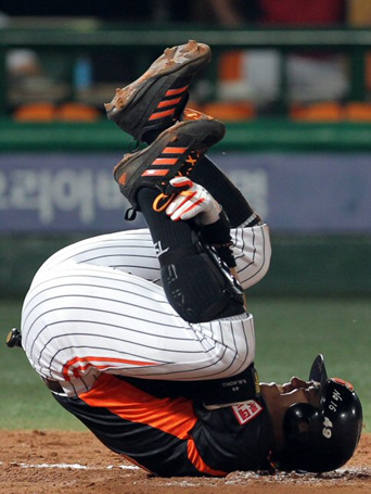 14일 오후 목동구장에서 열린 2010프로야구 넥센 히어로즈와 롯데 자이언츠 경기 8회초 2사, 롯데 홍성흔이 자신의 타구에 발목을 맞은 뒤 괴로워하고 있다.
