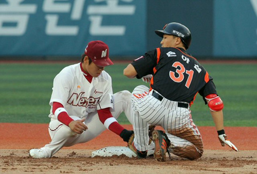 14일 오후 목동구장에서 열린 2010프로야구 넥센 히어로즈와 롯데 자이언츠 경기 2회초 2사 2루, 롯데 손아섭이 동점 적시타를 때린 뒤 2루로 달리다 아웃되고 있다.