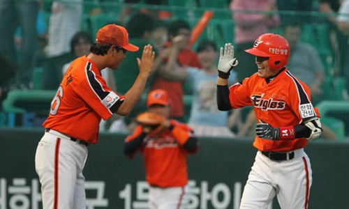 14일 오후 인천 문학구장에서 열린 프로야구 SK-한화 경기. 3회초 한화 공격 1사만루에서 8번 이대수가 만루홈런을 터뜨리고 3루를 돌며 김민재 코치와 손을 마주치고 있다.
