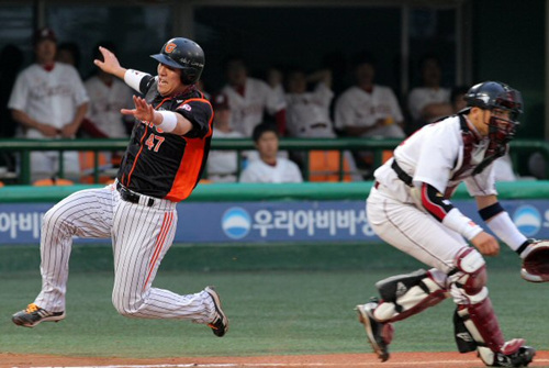 14일 오후 목동구장에서 열린 2010프로야구 넥센 히어로즈와 롯데 자이언츠 경기 2회초 2사 2루, 롯데 강민호가 손아섭의 안타를 틈타 홈으로 쇄도하고 있다.