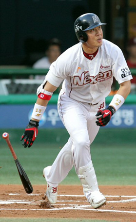14일 오후 목동구장에서 열린 2010프로야구 넥센 히어로즈와 롯데 자이언츠 경기 1회말 2사 강병식이 선제 솔로 홈런을 때려내고 있다.