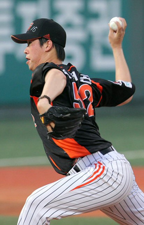 14일 오후 목동구장에서 열린 2010프로야구 넥센 히어로즈와 롯데 자이언츠 경기에서 롯데 선발투수 이재곤이 역투하고 있다.