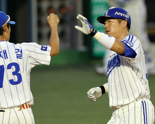 15일 대구시민운동장에서 열린 프로야구 삼성 라이온즈-두산 베어스전에서 삼성 최형우가 4회말 1사 후 1점홈런을 터트리고 홈인하고 있다.