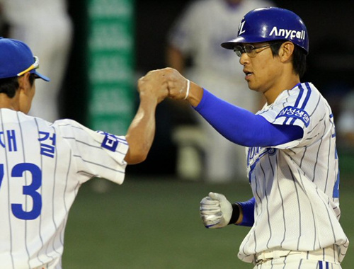 15일 대구시민운동장에서 열린 프로야구 삼성 라이온즈-두산 베어스전에서 삼성 조영훈이 4회말 1사 후 최형우의 홈런에 이은 백투백 홈런을 터트리고 홈인하고 있다.