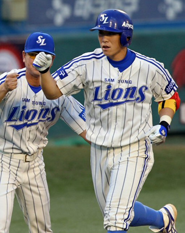15일 대구시민운동장에서 열린 프로야구 삼성 라이온즈-두산 베어스전에서 삼성 조동찬이 3회말 1사1루의 찬스에서 2점짜리 역전홈런을 터트리고 3루를 돌아 홈인하고 있다.