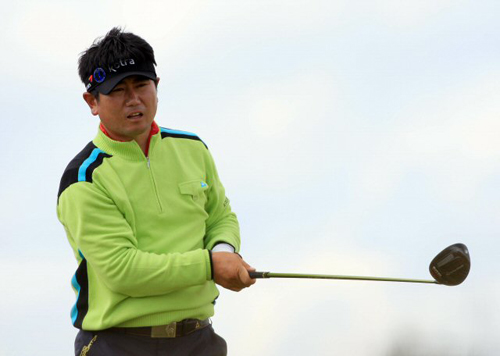 16일(한국시간) 스코틀랜드 세인트앤드루스 올드코스(파72.7천305야드)에서 열린 제139회 브리티시오픈 골프대회 1라운드, 양용은이 15번홀 드라이버티샷 하고 있다.
