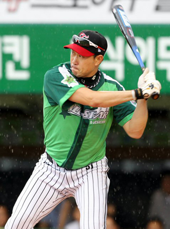 24일 대구시민운동장에서 열린 2010 프로야구 올스타전 홈런레이스, 웨스턴리그 투수 봉중근(LG)이 타격을 하고 있다.