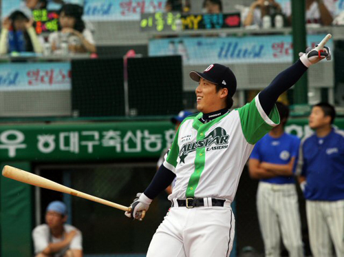 24일 대구시민운동장에서 열린 2010 프로야구 올스타전 홈런레이스, 이스턴리그 김현수(두산)가 홈런을 친 후 기뻐하고 있다.