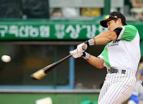 24일 대구시민운동장에서 열린 2010 프로야구 올스타전 홈런레이스, 이스턴리그 홍성흔(롯데)이 홈런을 치고 있다.