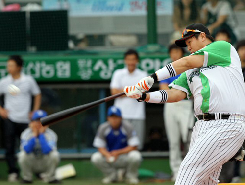 24일 대구시민운동장에서 열린 2010 프로야구 올스타전 홈런레이스, 이스턴리그 이대호(롯데)가 홈런을 치고 있다.