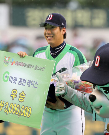 24일 대구시민운동장에서 열린 2010 프로야구 올스타전 홈런레이스, 이스턴리그 김현수(두산)가 역대 신기록인 홈런 10개로 우승한 후 시상대에 올라 기뻐하고 있다.
