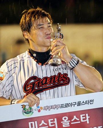 24일 대구시민운동장에서 열린 2010 프로야구 올스타전 이스턴리그-웨스턴리그 경기 후, 이스턴리그 홍성흔(롯데)이 최우수 선수인 ‘미스터 올스타’에 선정된 후 트로피에 입을 맞추고 있다.