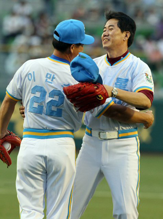 24일 대구시민운동장에서 열린 2010 프로야구 올스타전 이스턴리그-웨스턴리그 경기 전, 삼성 라이온즈의 전설적인 스타인 김시진 넥센 감독(오른쪽)과 이만수 SK 2군 감독이 시구, 시포를 한 뒤 포옹하고 있다.