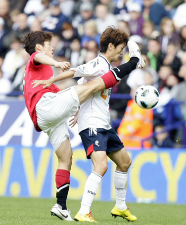 26일 오후 8시(이하 한국시각) 리복스타디움에서 열린 2010/2011 프리미어리그 6라운드에서 맨체스터 유나이티드(이하 맨유)와 볼턴 원더러스는 두 골씩을 주고받는 공방전 끝에 2-2 무승부를 기록했다.

박지성(맨유)과 이청용(볼턴)이 치열한 볼다툼을 벌이고 있다.