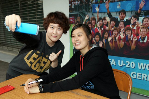 20세 이하(U-20) 여자월드컵 3위의 주역 골키퍼 문소리 선수가 27일 2010 WK 리그 챔피언결정전이 열린 부산 구덕운동장에서 팬사인회를 갖고 기념촬영하고 있다. 이날 행사에는 최인철 감독과 지소연, 김나래 선수가 참석했다.