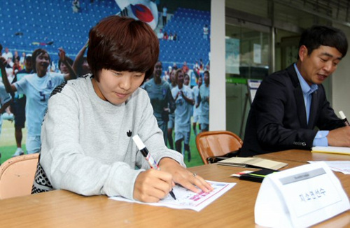 20세 이하(U-20) 여자월드컵 3위의 주역 지소연(왼쪽)이 27일 2010 WK 리그 챔피언결정전이 열린 부산 구덕운동장에서 팬사인회를 갖고 있다. 오른쪽은 최인철 감독.