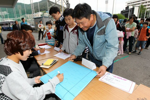 20세 이하(U-20) 여자월드컵 한국 대표팀 지소연이 27일 2010 WK 리그 챔피언결정전이 열린 부산 구덕운동장에서 팬사인회를 갖고 있다.