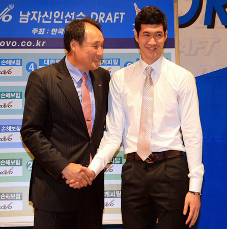 28일 서울 강남구 청담동 리베라호텔에서 열린 2010-2011시즌 프로배구 남자부 신인 드래프트,  KEPCO45 강만수 감독(왼쪽)이 대졸 신인 최대어 박준범을 지명한 후 악수를 하고 있다.