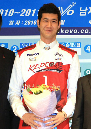 28일 서울 강남구 청담동 리베라호텔에서 열린 2010-2011시즌 프로배구 남자부 신인 드래프트, KEPCO45의 지명을 받은 대졸 신인 최대어 박준범이 기념촬영을 하고 있다.