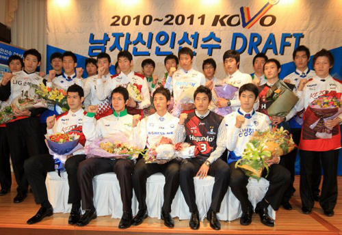 28일 서울 강남구 청담동 리베라호텔에서 열린 2010-2011시즌 프로배구 남자부 신인 드래프트, KEPCO45의 지명을 받은 대졸 최대어 박준범 등 신인 선수들이 기념촬영을 하고 있다.