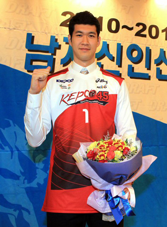 28일 서울 강남구 청담동 리베라호텔에서 열린 2010-2011시즌 프로배구 남자부 신인 드래프트, KEPCO45의 지명을 받은 대졸 신인 최대어 ‘차세대 거포’ 박준범이 새 유니폼을 입은 채 기념촬영을 하고 있다.