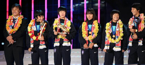 '2010 FIFA U-17 여자 월드컵'에서 한국 축구 사상 첫 정상에 오른 청소년 여자축구대표팀 선수들이 28일 오후 상암 월드컵경기장 평화의 공원에서 열린 환영행사에 나와 축하받고 있다. KBS1 TV를 통해 '2010 FIFA U-17 여자월드컵 우승 -자랑스러운 21인의 태극소녀들'이 생방송되고 있다.