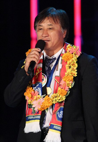 '2010 FIFA U-17 여자 월드컵'에서 한국 축구 사상 첫 정상에 오른 최덕주 여자축구대표 감독이 28일 오후 상암 월드컵경기장 평화의 공원에서 열린 환영행사에 나와 축하받고 있다. KBS1 TV를 통해 '2010 FIFA U-17 여자월드컵 우승 -자랑스러운 21인의 태극소녀들'이 생방송되고 있다.