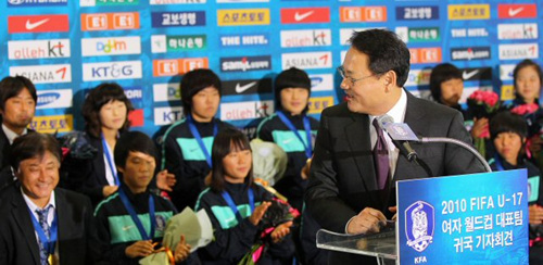 유인촌 문화체육관광부 장관이 28일 오후 인천국제공항에서 여자축구대표팀 귀국을 축하하며 선수단을 바라보고 있다. 여자축구대표팀은 2010 국제축구연맹(FIFA) 17세 이하(U-17) 여자월드컵에서 한국축구 사상 최초로 우승을 차지했다.