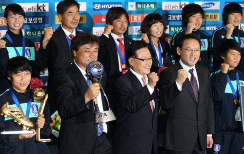 FIFA 주관 U-17 여자월드컵에서 우승한 한국 대표팀 선수단이 28일 인천공항을 통해 입국한 후 유인촌 문화체육관광부 장관, 조중연 축구협회장과 기념촬영을 하고 있다.