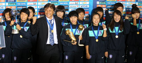FIFA 주관 U-17 여자월드컵에서 우승한 한국 대표팀 선수단이 28일 인천공항을 통해 입국했다. 최덕주 감독과 주장 김아름, 여민지 등 선수들이 파이팅을 외치고 있다.