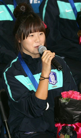 FIFA 주관 U-17 여자월드컵에서 우승한 한국 대표팀 이유나 선수가 28일 인천공항에서 기자들의 질문에 답하고 있다. 이유나 선수는 얼짱으로 네티즌들에게 화제가 됐다.