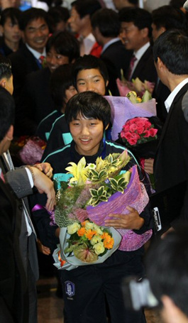 FIFA 주관 U-17 여자월드컵에서 우승한 한국 여민지 등 대표팀 선수들이 28일 인천공항 기자회견장을 나서고 있다.