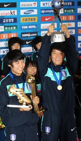 FIFA 주관 U-17 여자월드컵에서 우승한 한국 대표팀 주장 김아름과 3관왕 여민지가 28일 인천공항을 통해 입국한 후 트로피를 들고 포즈를 취하고 있다.