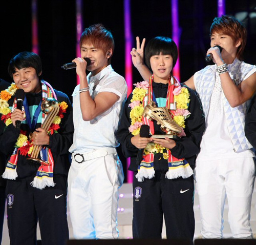 '2010 FIFA U-17 여자 월드컵'에서 한국 축구 사상 첫 정상에 오른 청소년 여자축구대표팀 선수들이 28일 오후 상암 월드컵경기장 평화의 공원에서 열린 환영행사에 나와 축하받고 있다. KBS1 TV를 통해 '2010 FIFA U-17 여자월드컵 우승 -자랑스러운 21인의 태극소녀들'이 생방송되고 있다.