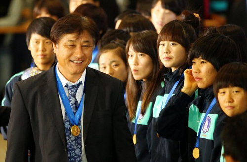 2010 국제축구연맹(FIFA) 17세 이하(U-17) 여자월드컵에서 한국축구 사상 최초로 우승한 여자축구대표팀이 28일 오후 인천국제공항을 통해 귀국하고 있다.