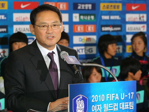 유인촌 문화체육관광부 장관이 28일 오후 인천국제공항에서 여자축구대표팀 귀국을 축하하는 발언을 하고 있다. 여자축구대표팀은 2010 국제축구연맹(FIFA) 17세 이하(U-17) 여자월드컵에서 한국축구 사상 최초로 우승을 차지했다.