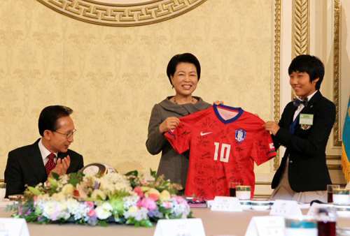 29일 청와대 영빈관에서 열린 국제축구연맹(FIFA) U-17 여자월드컵 축구 대표팀  우승 환영 오찬에서 이명박 대통령 부인 김윤옥여사가  여민지로부터 유니폼을 선물 받고 있다.