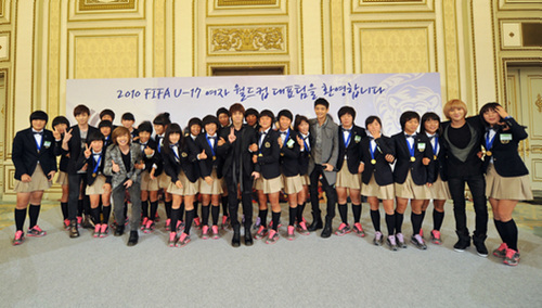 U-17 여자월드컵대표 선수들이 29일 청와대 영빈관에서 열린 이명박 대통령 초청 오찬에서 그룹 샤이니의 축하공연을 본 뒤 기념촬영을 하고 있다.