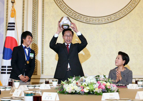 29일 청와대 영빈관에서 열린 국제축구연맹(FIFA) U-17 여자월드컵 축구 대표팀  우승 환영 오찬에서 이명박 대통령이 주장 김아름(왼쪽)에게 선수단 사인볼을 선물 받고 있다.