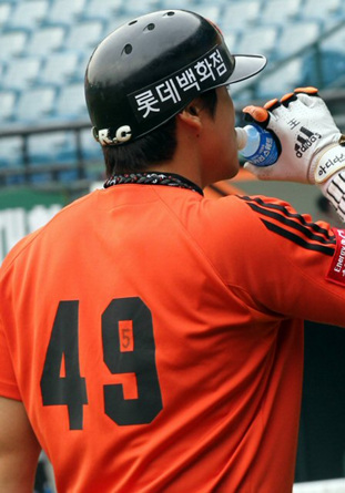 프로야구 두산과 롯데의 플레이오프 1차전을 앞둔 29일 잠실야구장. 롯데 홍성흔 백넘버에 '5'가 적혀 있다.