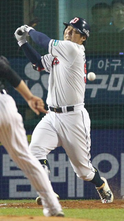 29일 오후 서울 잠실야구장에서 열린 2010 프로야구 준플레이오프 1차전 두산 베어스와 롯데 자이언츠의 경기 4회말에서 두산 김현수가 파울볼을 치고 있다.